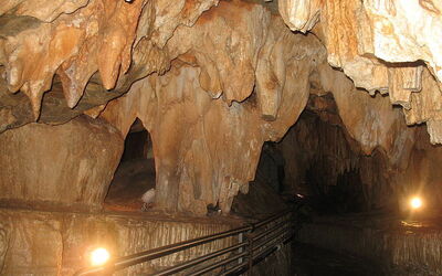 Tour around some underground cave trails