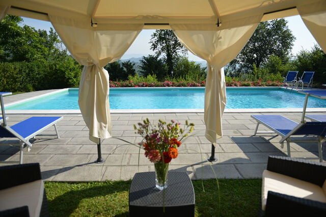 villa with pool in tuscany