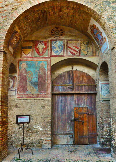 Palazzo Comunale Courtyard In San Gimignano