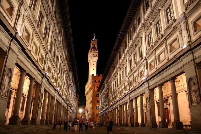 Uffizi gallery at night
