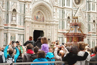 The exploding cart outside florence's cathedral