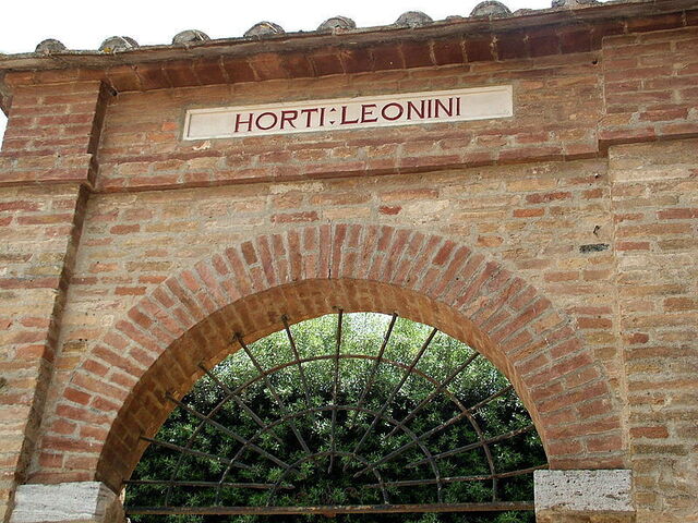 Gate, Horti Leonini