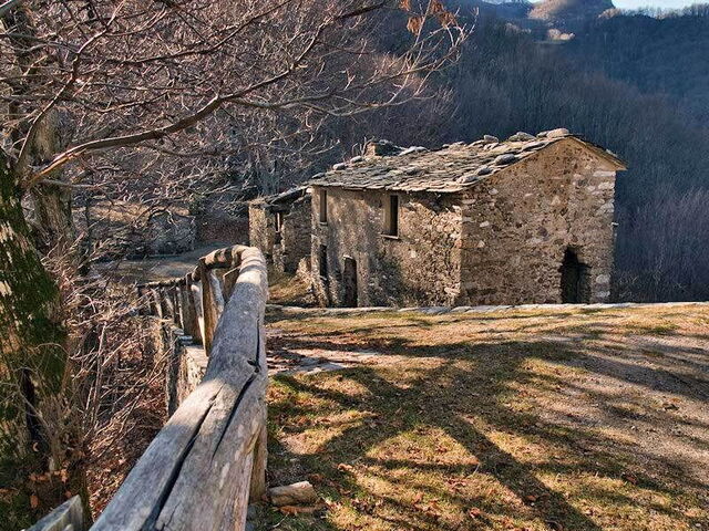 Buildings in Col di Favilla