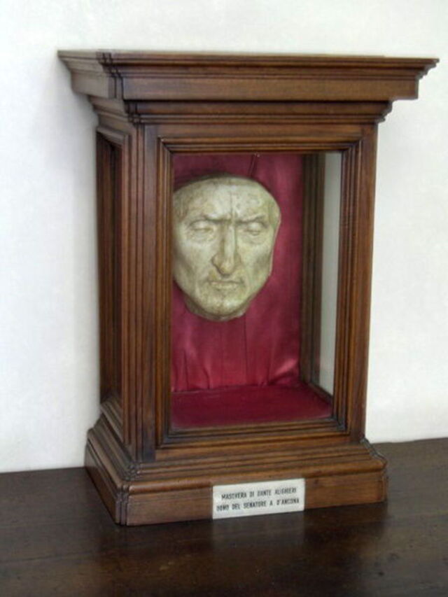 dantes replicated death mask in palazzo vecchio
