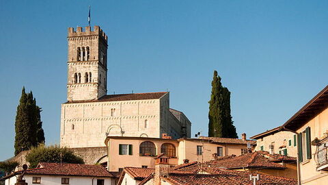 Duomo of Barga from sw