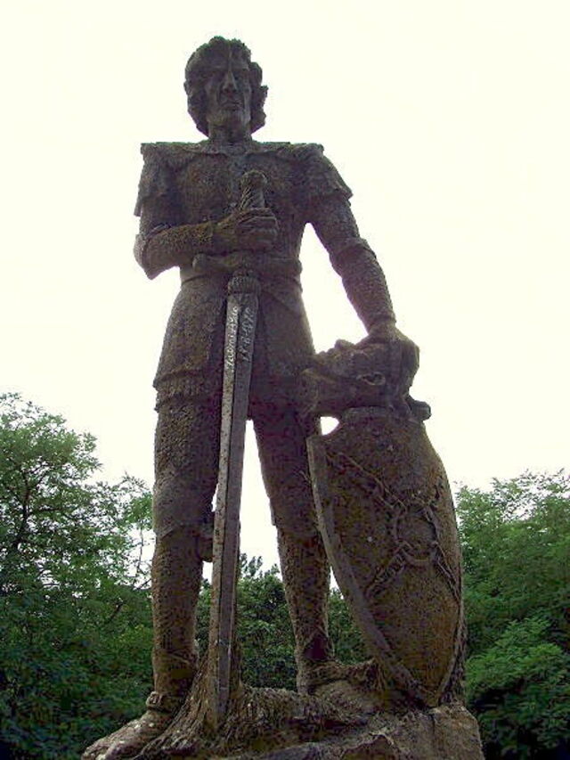 Statue of Ghino di Tacco