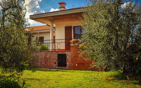 La Casina Del Canneto: House, Property, Home, Building, Real Estate, Residential Area, Architecture, Sky, Tree, Rural Area