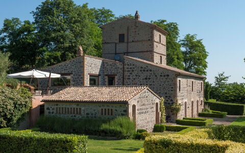 Casale Porano: Property, House, Estate, Building, Home, Real Estate, Architecture, Cottage, Residential Area, Tree