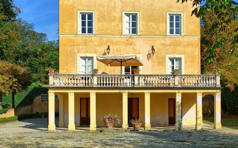 Villa Fiamma: Sky, Plant, Building, Window, Cloud, Tree, House, Wood, Grass, Porch