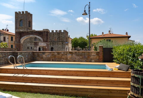 Villa Fracassini: Cloud, Sky, Water, Plant, Building, Swimming Pool, Tree, Grass, Street Light, Leisure