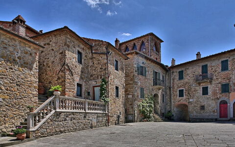 Il Pigionale: Town, Property, Building, Sky, Wall, Architecture, House, Medieval Architecture, Facade, Village