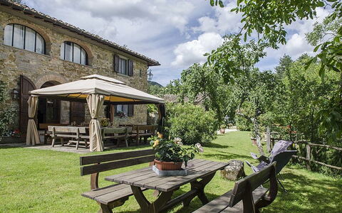 Villa Flora: Property, House, Home, Estate, Building, Real Estate, Cottage, Yard, Tree, Farmhouse