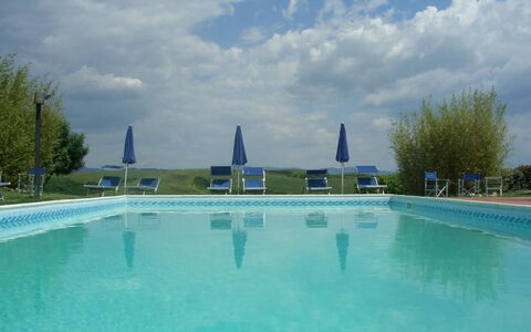 Agriturismo Il Gattero: Swimming Pool, Water, Property, Leisure, Leisure Centre, Building, Sky, Architecture, Summer, Resort Town