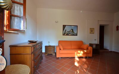 Appartamento Bilocale Piano Terra: Room, Property, Furniture, Building, Floor, Living Room, Interior Design, House, Real Estate, Hardwood