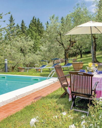 La Casetta: Property, Swimming Pool, Home, Real Estate, Backyard, House, Grass, Leisure, Yard, Lawn