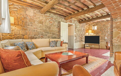 Il Vignale: Furniture, Wall, Interior Design, Flooring, Ceiling, Floor, Room, Couch, Living Room, Chair