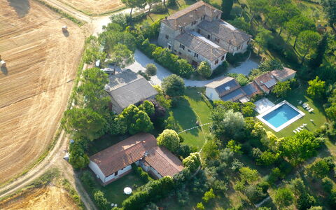Agriturismo Il Molinello: Aerial Photography, Bird'S-Eye View, Residential Area, Urban Design, Property, Suburb, Landscape, Land Lot, Estate, Photography