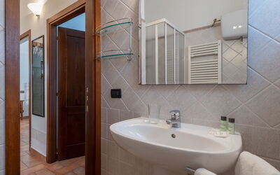 Appartamento Gelsomino in Siena, Pool Use, Ac: Mirror, Tap, Plumbing Fixture, Sink, Property, Bathroom Sink, Building, Bathroom, Wood