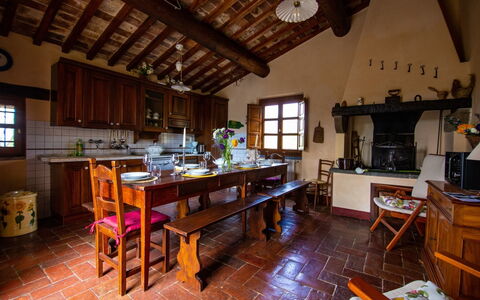 Collina dei Fiori: Property, Room, Building, House, Furniture, Interior Design, Real Estate, Floor, Beam, Architecture