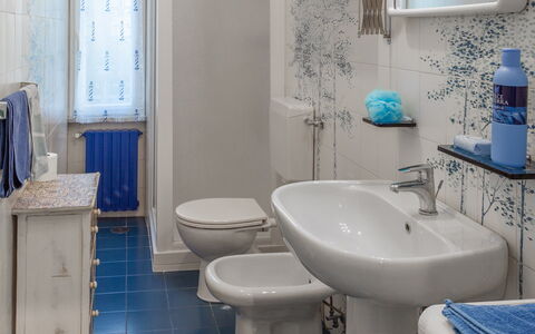 Casa Mary - Levanto: Plumbing Fixture, Bathroom, Flooring, Bathroom Sink, Interior Design, Sink, Floor, Toilet Seat, Tap, Toilet