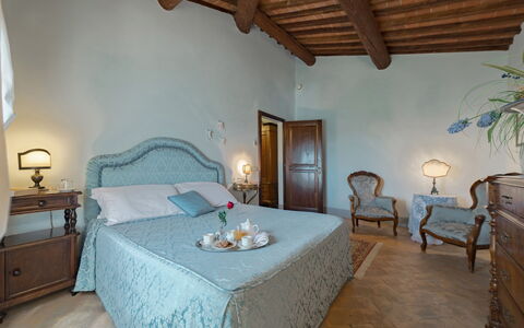 Villa Dei Michelangioli a Brolio: Bedroom, Room, Furniture, Bed, Property, Interior Design, Bed Sheet, Building, Bed Frame, Ceiling