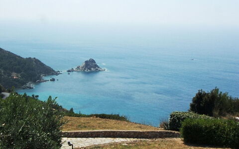 Raggio Di Sole Sull'argentario: Sky, Sea, Coast, Coastal And Oceanic Landforms, Atmospheric Phenomenon, Promontory, Ocean, Headland, Bay, Tree