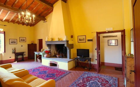 Galleria di Brolio: Room, Property, Building, Living Room, Interior Design, Furniture, House, Ceiling, Real Estate, Floor