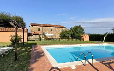 La Gropina Di Loro Ciuffenna: Water, Sky, Plant, Property, Building, Cloud, Swimming Pool, Window, Tree, Shade