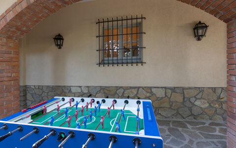 Villa Mimosa: Window, Water, Architecture, Building, Wood, Leisure, Indoor Games And Sports, Symmetry