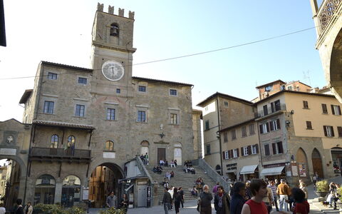 Appartamento Imperiale: Town, Building, Human Settlement, City, Neighbourhood, Architecture, Town Square, Tourism, Medieval Architecture, Street