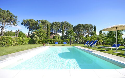 Casa i Pini: Swimming Pool, Property, Real Estate, Leisure, Resort, Estate, Sky, House, Vacation, Building