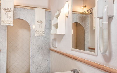 Gardenia Ap. 5: Mirror, Tap, Plumbing Fixture, Sink, Property, White, Bathroom Sink, Bathroom, Interior Design, Wood