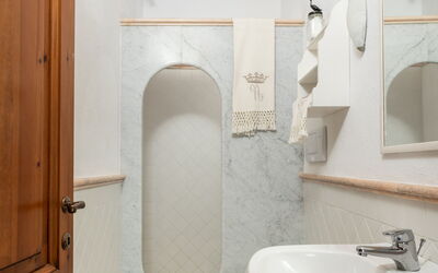 Ibisco Ap. 2: Property, Plumbing Fixture, Mirror, Sink, White, Bathroom, Toilet Seat, Tap, Purple, Toilet