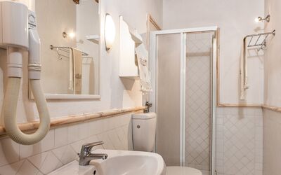 Rododendro Ap. 6: Plumbing Fixture, Sink, Mirror, Tap, Property, White, Bathroom Sink, Bathroom, Purple, Interior Design