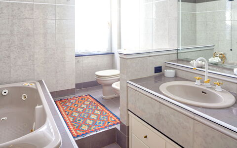 Villa Helvezia - Levanto: Bathroom, Property, Room, Tile, Tap, Floor, Interior Design, Bathtub, Sink, Real Estate