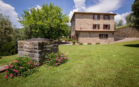 Villa Le Capanne: Property, House, Grass, Sky, Home, Cottage, Building, Real Estate, Land Lot, Lawn
