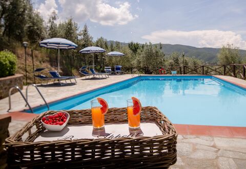 Villa Le Capanne: Swimming Pool, Resort, Property, Leisure, Vacation, Real Estate, Building, Outdoor Furniture, Sunlounger, Villa