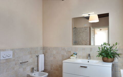 Il Grappolo: Property, Bathroom, Room, Tile, Interior Design, House, Building, Real Estate, Wall, Tap
