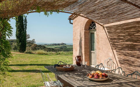 Lavacchio 18: Property, Plant, Sky, Window, Wood, Building, Shade, Table, Flowerpot, Grass