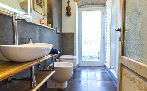 Michelangelo Cortona Apartment: Property, Room, Floor, Building, Interior Design, Bathroom, Ceiling, Architecture, House, Tile