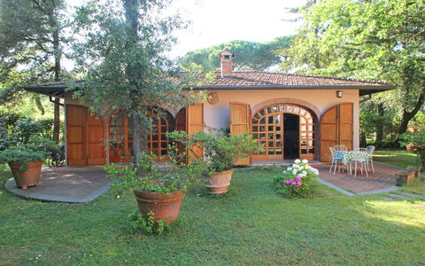 Residenza Marechiaro: Plant, Property, Building, Window, Flowerpot, Door, Flower, Tree, House, Sky