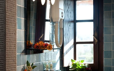 Piazza 2 Bilo: Property, Building, Window, Plumbing Fixture, White, Plant, Interior Design, Bathroom, Lighting