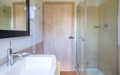 San Lorenzo-Leccino: Mirror, Plumbing Fixture, Tap, Property, Sink, Bathroom, Building, Wall