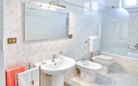 Via Dante Vacanze - Levanto: Bathroom, Property, Room, Tile, Tap, Interior Design, Wall, Floor, Architecture, Plumbing Fixture