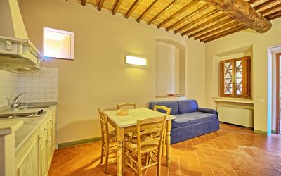 Vinci 5: Room, Property, Furniture, Building, Floor, Interior Design, Ceiling, House, Wood Flooring, Wall