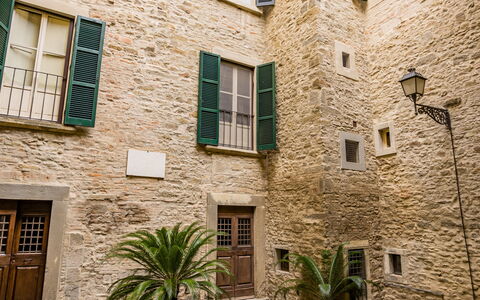 Appartamento La Corte: Window, Plant, Building, Neighbourhood, Brick, Flooring, Door, Urban Design, Facade