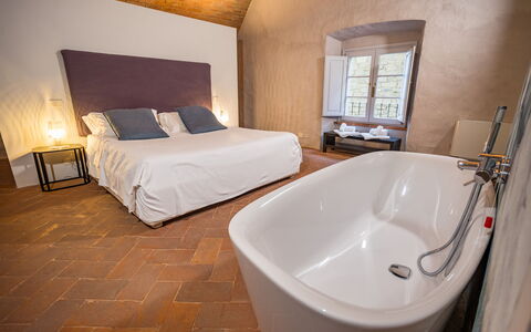 Appartamento La Corte: Bathtub, Property, Window, Plumbing Fixture, Wood, Building, Interior Design, Comfort, Bathroom