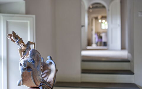 Tenuta Pomona: Sculpture, Room, Interior Design, Wall, Architecture, House, Art, Plaster, Molding, Stairs