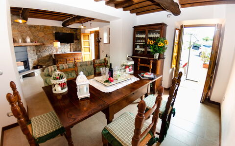 Alla Piazzetta Proprietà: Property, Room, Building, Dining Room, Furniture, House, Table, Interior Design, Real Estate, Ceiling