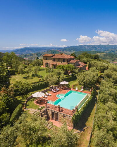 Villa Roncovisi: Nature, Natural Landscape, Hill Station, Sky, Vegetation, Property, Wilderness, Mountain, House, Town